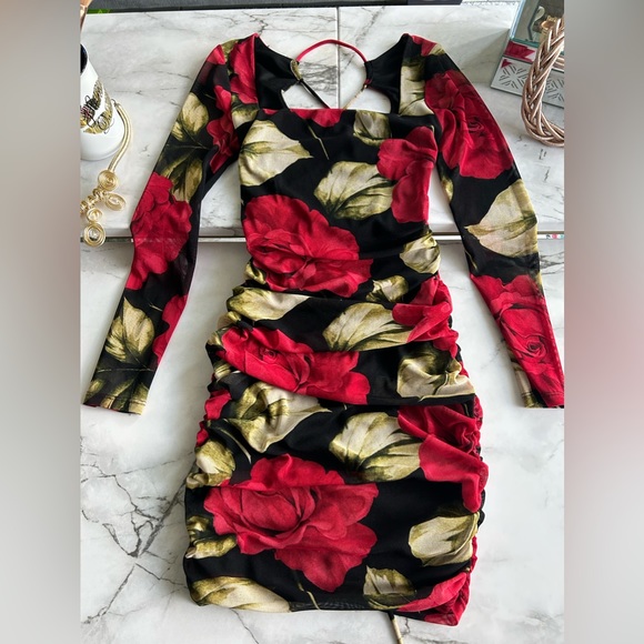 Dress with roses - Picture 1 of 5